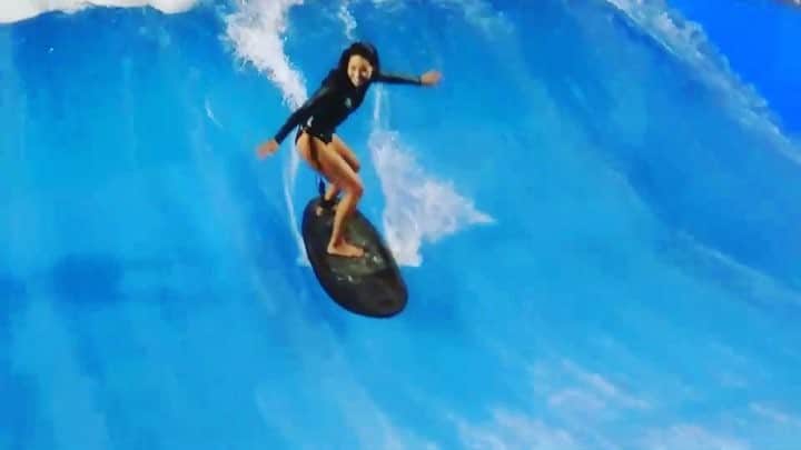MAIMAIのインスタグラム：「日本に出来た人工サーフィン行ってきたよー！ 初ライド！🏄‍♀️ イナバウワーマイマイの原点はこの動画！笑 #奇跡  #笑った  #体幹トレーニング  #バランス力  #イナバウワー  #奇跡のバランス  #貞子  #髪の毛で視界真っ暗になったw #ギャラリー湧いた  #毎回奇跡起きる  #いつも笑われる  #頭強打  #citywave  #スポル品川大井町  #体幹  #横乗りスポーツ  #オニールウェットスーツ  #人工サーフィン  #サーフィン  #サーフィン女子  #サーフィンライフ  #波乗り  #surfing  #surfinglife  #surfinggirl  #surfingmagazine  #surf  #citywavetokyo #oneillwomens  #oneil」