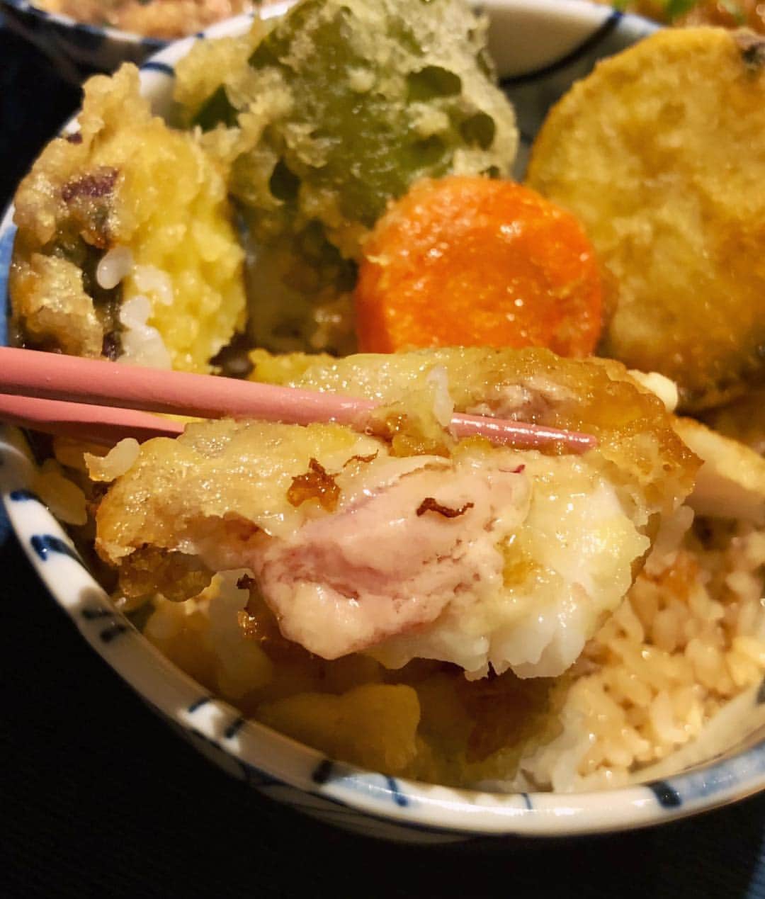 阪本智子さんのインスタグラム写真 - (阪本智子Instagram)「🍳♡ 先日釣ったカワハギはこうなりました(∩❛ڡ❛∩)ᵞᵉᵃᑋᵎᵎᵎ💕 #おうちごはん ・肝和え ・竜田揚げ ・蒲焼き ・肝と身のはさみ揚げ天丼 ・野菜たっぷり豚汁 ＊ 穴子天丼を食べてから、 天丼を作るのにハマってます😋💛 サクサクの衣の中には、柔らかいカワハギの身とトロトロの肝がたっぷりで美味しかった😂💕 #我ながら絶品 ＊ #cook #cooking #food #seafood #foodstagram #homedinner #washoku #japanesefood #fish #filefish #fishing #魚 #カワハギ #カワハギ釣り #魚料理 #手料理 #和食 #料理 #料理好き #家庭料理 #主婦 #阪本智子 #トモコ亭 #今日も1日頑張ろう」10月16日 7時33分 - tomoko_sakamoto423