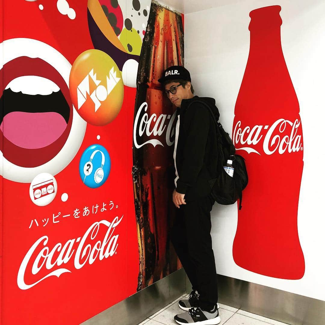 田村淳のインスタグラム：「コカコーラが大好きっぽい写真ですが…リュックの脇からほうじ茶が顔を出してますから  #コカコーラ #cocacola  #ほうじ茶 #BALR.」