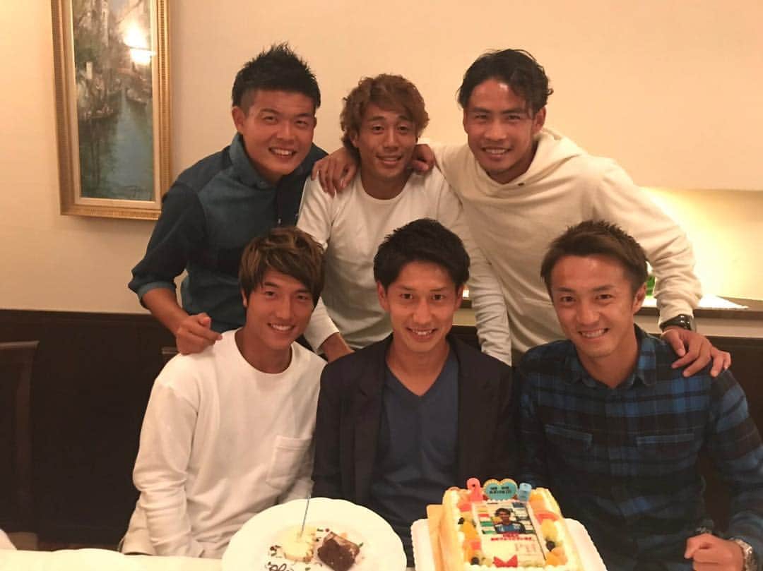 薗田淳のインスタグラム：「・ HAPPY BIRTHDAY ・ いつもお世話になっている方がイツキの28歳誕生日会を開いてくれたのでみんなでお祝いしました。 おめでとう㊗️🎉 早く素敵なパートナーをみつけようね💍 ・ #italianfood  #bbakita #instagram  #instacake」