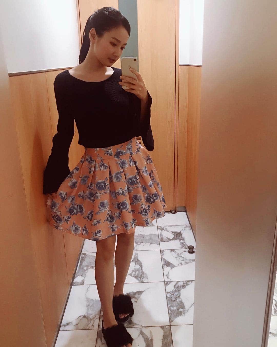 高嶋香帆のインスタグラム：「「志村でナイト」の衣装に髪型☺️✨ . こういう可愛らしい洋服って普段着ないから嬉しいよね🙌💓 . FRIDAY見て下さった方々ありがとうございます！✨ . 今日も素敵な一日を💪💓 . #志村でナイト #ポニーテール #style #followｍe #asiangirls #japanesegirl」