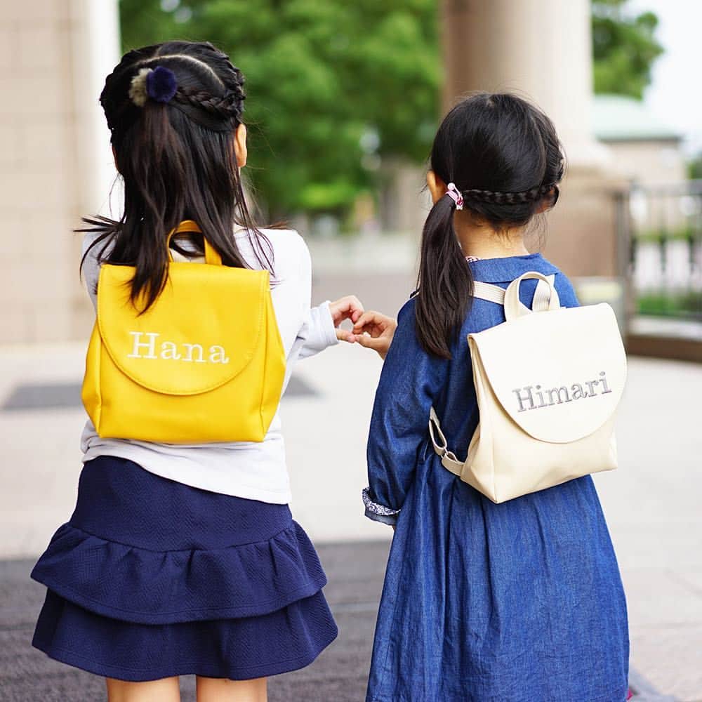 のインスタグラム：「. . 詳細は画像をクリックで。 . 【新商品】 . 1歳の誕生日に ベビーリュックをプレゼントって よくあるじゃないですか？ . でも大体のベビーリュックって 2.3歳くらいまでしか使えない。。。 なんかそれって もったいないんじゃかなーと。 . なのでティーズでは大体6歳くらいまで 使えるようなデザインと大きさにしました。 . しかも一番ママが困ることは 「子供がすぐ汚すー！」 ということ。 洗濯しまくり。 . これは国産の上質なPVCレザーなので 洗濯必要ありません。 サッと一拭きで大丈夫。 ママのストレスも相当減ります。 . 名前も無料で入れられるので 友人へのプレゼントにはもちろん 我が子へのプレゼントにもバッチリ。 . ―――――――――――― ベビーリュック「ARUKO」 ￥5,000(送料無料) 品番：babybackpack-aruko ―――――――――――― ▶詳細は画像をクリックで。 . #TEESFACTORY #ティーズファクトリー #ティーズ #ベビーリュック #ベビー用品 #リュック #出産祝い #出産祝いギフト #赤ちゃんコーデ #キッズコーデ #子供とお出かけ #1歳誕生日 #1歳バースデー #子供用リュック #ベビーファッション #キッズファッション #子供ファッション #フォロミー #follow #l4l #like4like」