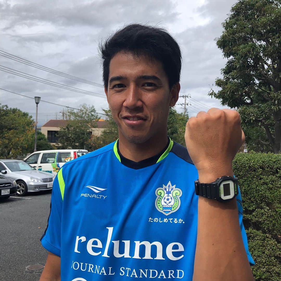 BELLMARE_styleのインスタグラム：「いよいよ10月20日（土）より、クラブ創立50周年記念モデル「G-SHOCK×SHONAN BELLMARE」が限定数で販売されます⌚️🙌 菊地選手が着用しているように、スポーツの際にもぴったり👍 ぜひ楽しみにお待ちください‼️#bellmare #G-SHOCK #コラボ #湘南ベルマーレ #ベルマーレのある生活」