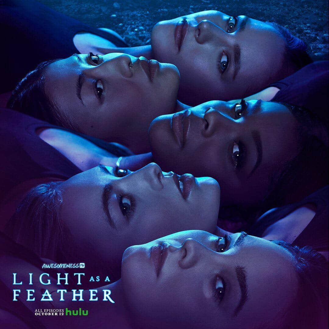 リアナ・リベラトさんのインスタグラム写真 - (リアナ・リベラトInstagram)「I wanna hear your thoughts on #lightasafeather 🕸🕷🦋 @hulu @awesomenesstv」10月16日 12時38分 - lianaliberato