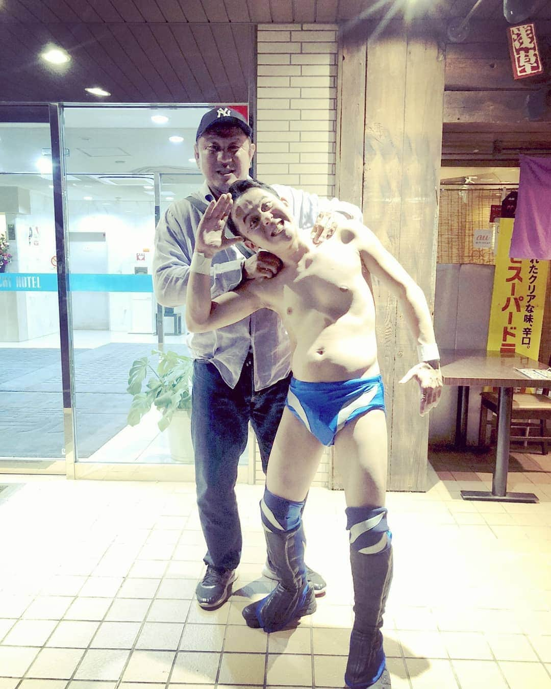 長谷部 洋一のインスタグラム：「永田選手と須藤さんと新日本プロレスの社員さんの方々との焼肉会に参加させていただきましたゼァ！ありがとうございましたゼァ！  二軒目では、たまたま飲みに来られてた全日本プロレスの三冠王者ゼウス選手と遭遇ゼァ！  最高の時間でしたゼァ！m(__)m」