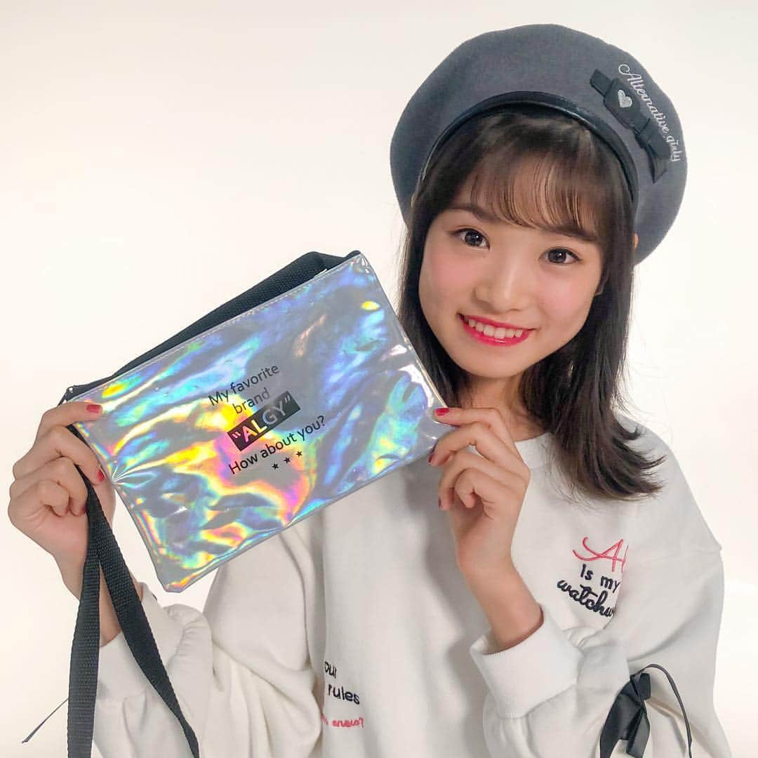 ニコ☆プチのインスタグラム：「10/22発売のニコ☆プチ12月号のふろくを 紹介しちゃいまーす💗 「ALGY」の メタリックショルダーポシェット💕 ちょっとしたお出かけに！ スポコーデのアクセントに！ ちょーつかえるかわいいヤツ😍 マアヤもニコニコうれしそう…💕. . ニコ☆プチ12月号 ぜーったいチェックしてね✌️ #ニコプチ #プチモ #丸山真亜弥 #ALGY #アルジー」