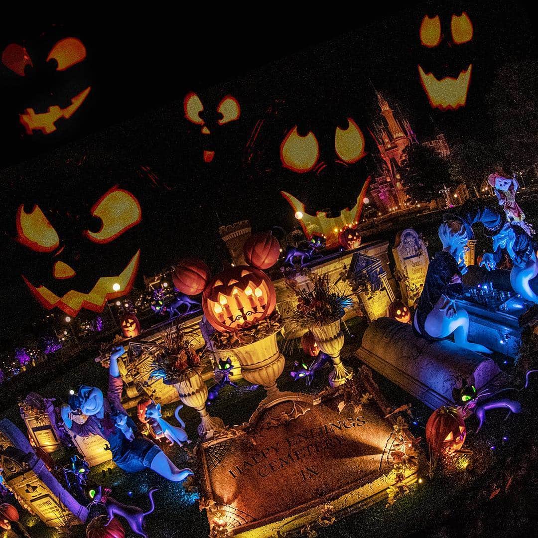 のインスタグラム：「Spooky Halloween… Boo! 奇妙な世界🎃 #disneyshalloween #cinderellacastle #tokyodisneyland #tokyodisneyresort #pumpkin #jackolantern #ghost #multipleexposure #ディズニーハロウィーン #シンデレラ城 #東京ディズニーランド #東京ディズニーリゾート #かぼちゃ #ジャックオランタン #多重露光」