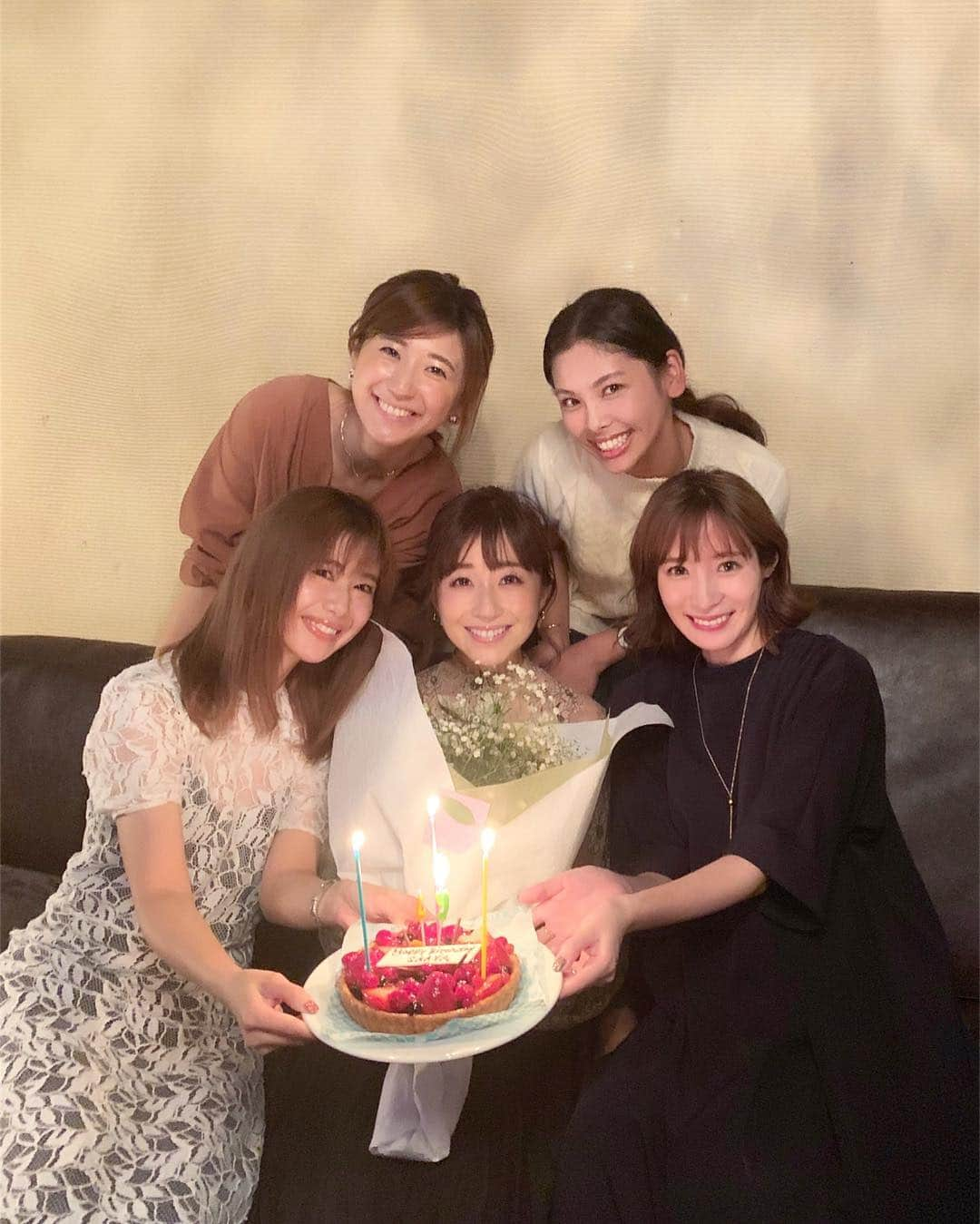 小林真由さんのインスタグラム写真 - (小林真由Instagram)「⋆ ⋆ Today is SAAYA's birthday! ・ 可愛くて素直で芯のある佐彩は 彼女のような母のような妹のような 本当に魅力的な存在。 佐彩の優しさと強さに いつもパワーをもらってます。 素晴らしい1年になりますように。 今宵もお祝い☺️💐 #誕生日 #カウントダウン #女子会 #同級生 #birthday #ga  #hbd」10月12日 18時04分 - mayukobayashii