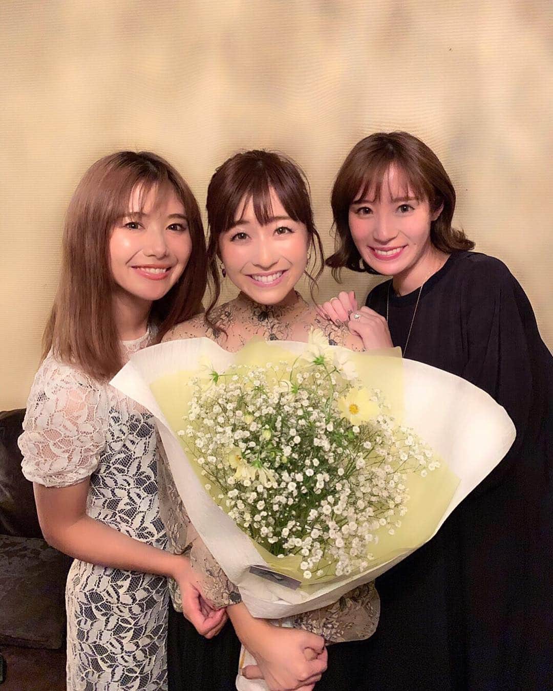 小林真由のインスタグラム：「⋆ ⋆ Today is SAAYA's birthday! ・ 可愛くて素直で芯のある佐彩は 彼女のような母のような妹のような 本当に魅力的な存在。 佐彩の優しさと強さに いつもパワーをもらってます。 素晴らしい1年になりますように。 今宵もお祝い☺️💐 #誕生日 #カウントダウン #女子会 #同級生 #birthday #ga  #hbd」