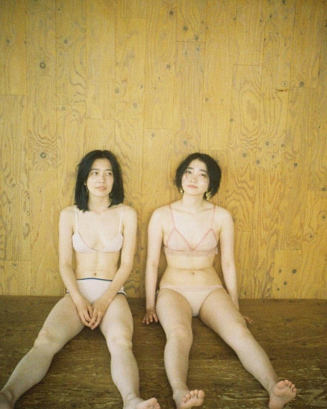 花盛友里のインスタグラム：「ラヴィジュールさんとコラボで作らせていただいたシアーヌーディブラレット（写真右）がオンラインストアにて再販されました。 ストーリーにリンク貼ってるのでぜひ見てみてくださいませ♡ . シアーヌーディブラレット 上下セット¥6990- . #花盛コラボ下着 #tresses_」