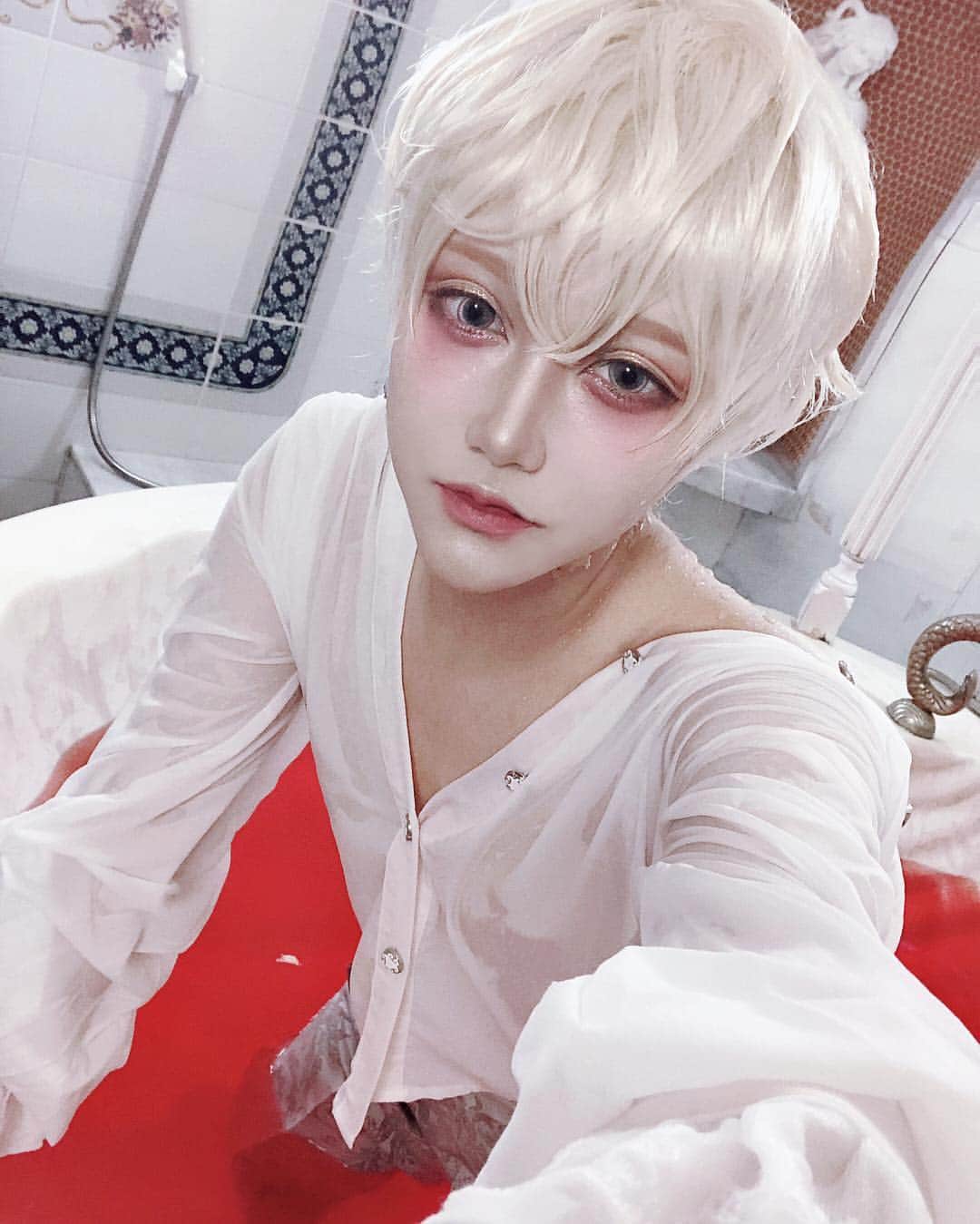赤羽律のインスタグラム：「貧血やー🧛🏻‍♂️🧛🏻‍♂️🧛🏻‍♂️🧛🏻‍♂️ 300年血を吸ってないバンパイヤの顔しとる . . #ハロウィンコスプレ #オリジナル創作 #コスプレ #コスプレイヤー #バンパイヤ #Halloween #halloweencostume #halloweenmakeup #original #cosplay #cosplayer #vampire #blood #少年 #金髪少年 #BL #gay #男装女子 #crossplay #red #blonde #中世期」