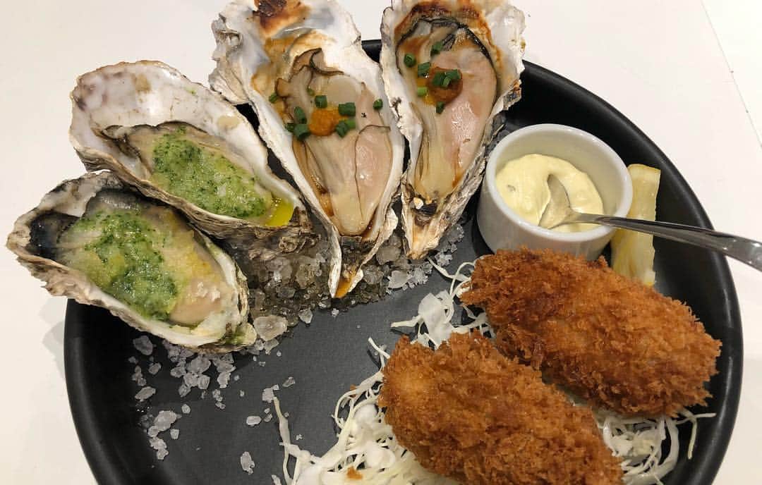 藤田りえさんのインスタグラム写真 - (藤田りえInstagram)「#大人akb #まりり こと#塚本まり子 ちゃんとランチ！牡蠣づくしのランチに舌鼓を打ちました。 まりりは来週の東北復興フルマラソンに出場するよ！頑張れ、まりり♡応援してるよ(≧∀≦) #ginzasix #エミットフィッシュバー #牡蠣 #牡蠣大好き #多分また行く笑 #AKB #AKB48」10月12日 9時52分 - rie_fujita.ana
