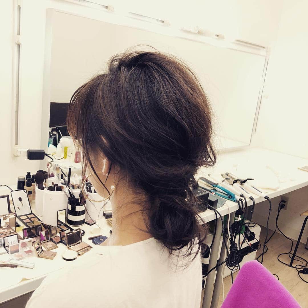 高島彩さんのインスタグラム写真 - (高島彩Instagram)「本日はdomaniの撮影をしております。 この髪型、おとなかわいい。 サイド残して後ろで一つ結び。毛先を織り込んでまとめて、サイドの毛を巻きつけるだけ。だそう☺️ 自分でできるかやってみます！ #domani #アップスタイルアレンジ」10月12日 13時04分 - aya.takashima_official_2021
