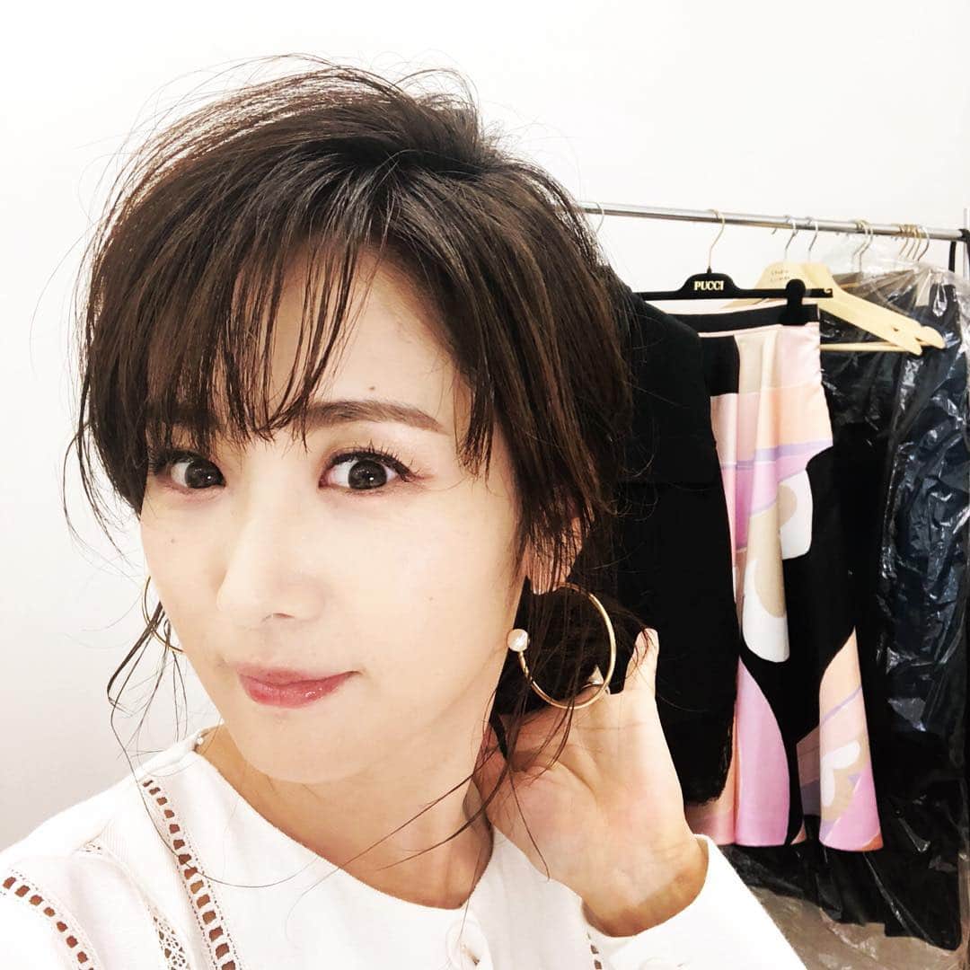 高島彩さんのインスタグラム写真 - (高島彩Instagram)「本日はdomaniの撮影をしております。 この髪型、おとなかわいい。 サイド残して後ろで一つ結び。毛先を織り込んでまとめて、サイドの毛を巻きつけるだけ。だそう☺️ 自分でできるかやってみます！ #domani #アップスタイルアレンジ」10月12日 13時04分 - aya.takashima_official_2021
