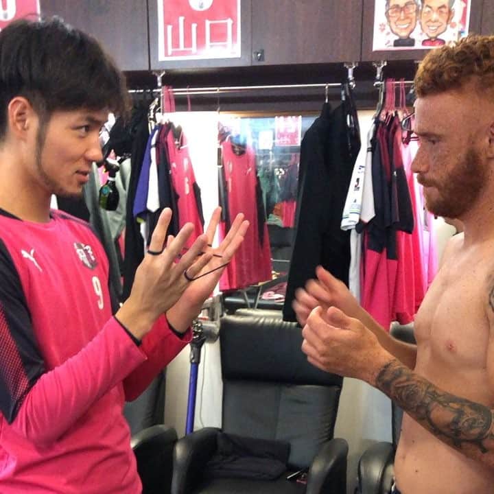 秋山大地のインスタグラム：「#みんなであやとりしてて #やり方とか忘れてて #全然できひんかったけど #ソウザがめっちゃうまかった #あんまり興味なさそうに見ていたけんゆくんが #強制的に教えられてた #で結局できずにおわった #あとキヨくんはめっちゃうまいアピールしてたけど全然できてなかった」