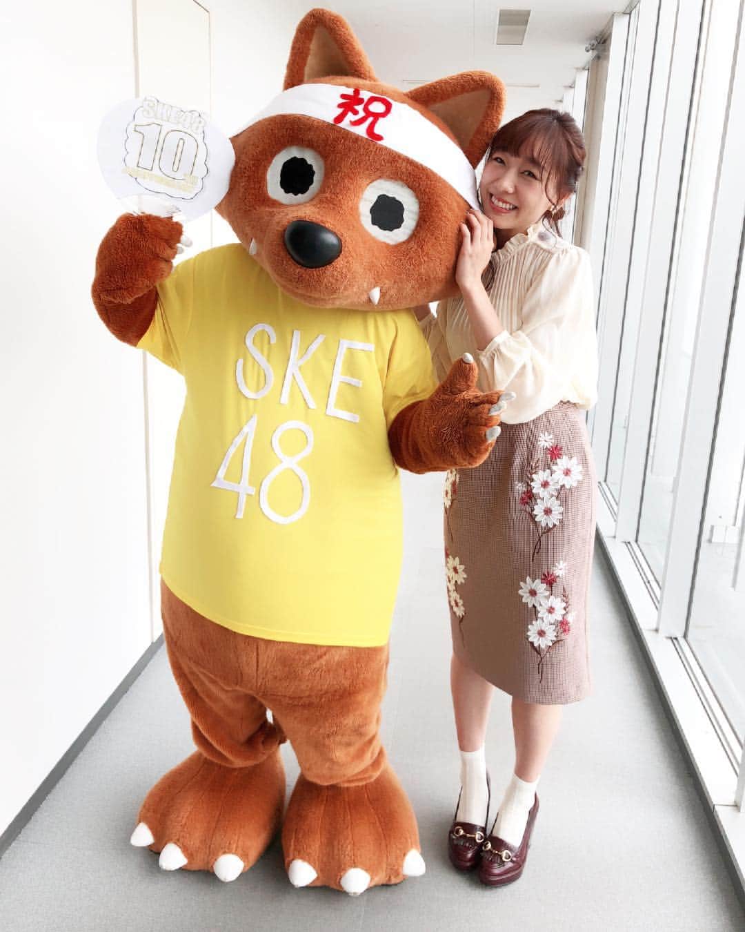 須田亜香里さんのインスタグラム写真 - (須田亜香里Instagram)「10月11日(木)メ〜テレ【ドデスカ！】 ウルフィがお天気の時にSKE48の10周年をお祝いしてくれました！ Tシャツもうちわも、この日のための手作り。 ウルフィありがとうっ♡ そしてお天気のBGMもSKE48にしてくれたスタッフさん、ありがとうございました✨ 衣装は今回も名古屋オサレのりりちゃん。  #ドデスカ #ウルフィ #ske48 #10周年ske48 #おめでとう #ありがとう」10月12日 13時41分 - akarisuda