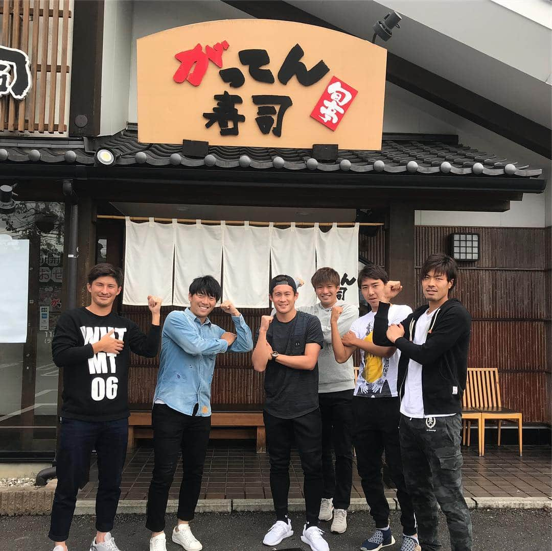 武藤雄樹さんのインスタグラム写真 - (武藤雄樹Instagram)「今日のランチは後輩たちとがってん寿司！ #大宮南中野店 #みんなでがってんポーズ  #武富ちょっと違うんだよなー #次節は鹿島戦 #寿司をもたらしたい」10月12日 14時59分 - mutoyuki.9_official