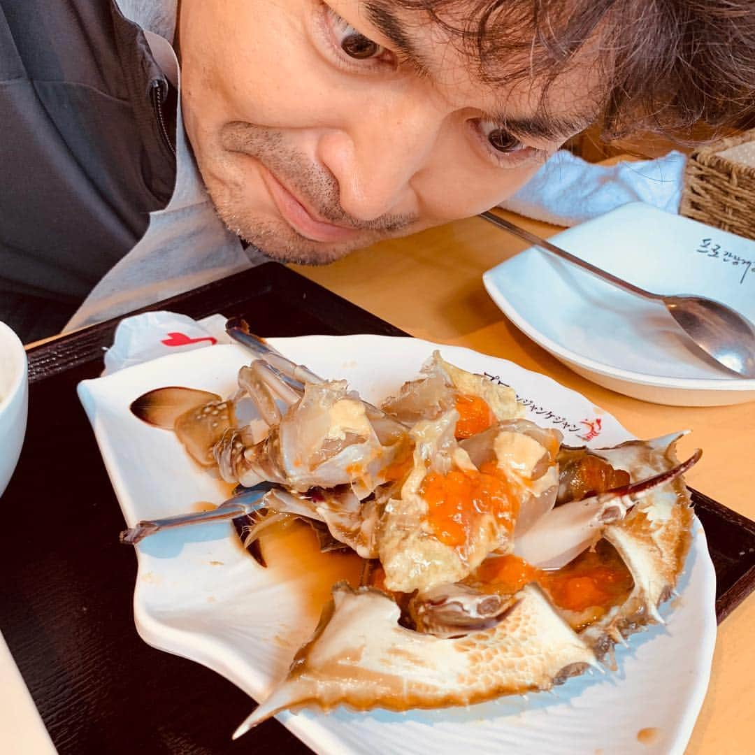 安田顕さんのインスタグラム写真 - (安田顕Instagram)「合間にお食事。 #カンジャンケジャン ！ 美味しすぎて、黙っちゃう^_^ #睨み飯」10月12日 14時35分 - yasu_da_ken