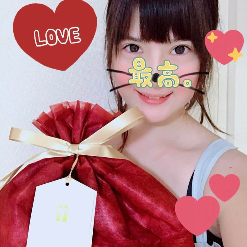 悠木イヴさんのインスタグラム写真 - (悠木イヴInstagram)「おこがましくて今年はほしい物リスト公開しなかったのですが、、なんと今年も誕生日プレゼントを贈りたいと言ってくださる心優しい方がたくさんいらっしゃいまして。 こっそり公開しました。 すると、昨日の今日で、早速贈ってくださった方が…❤😭 ありがとうございます✨ 今年初の誕生日プレゼントがするめ！❤ そしてめっちゃオシャレな袋にラッピングされてきました❤😭 スルメ様… 私の半分はイカでできてる！ イカ娘❤ᔦꙬᔨ三ᔦꙬᔨ✧‧˚ ん？娘って歳ではないな… 婆でもない…よね？？😅💦 イカ姐ってことで🙆✨」10月12日 15時04分 - eve_yuki_official