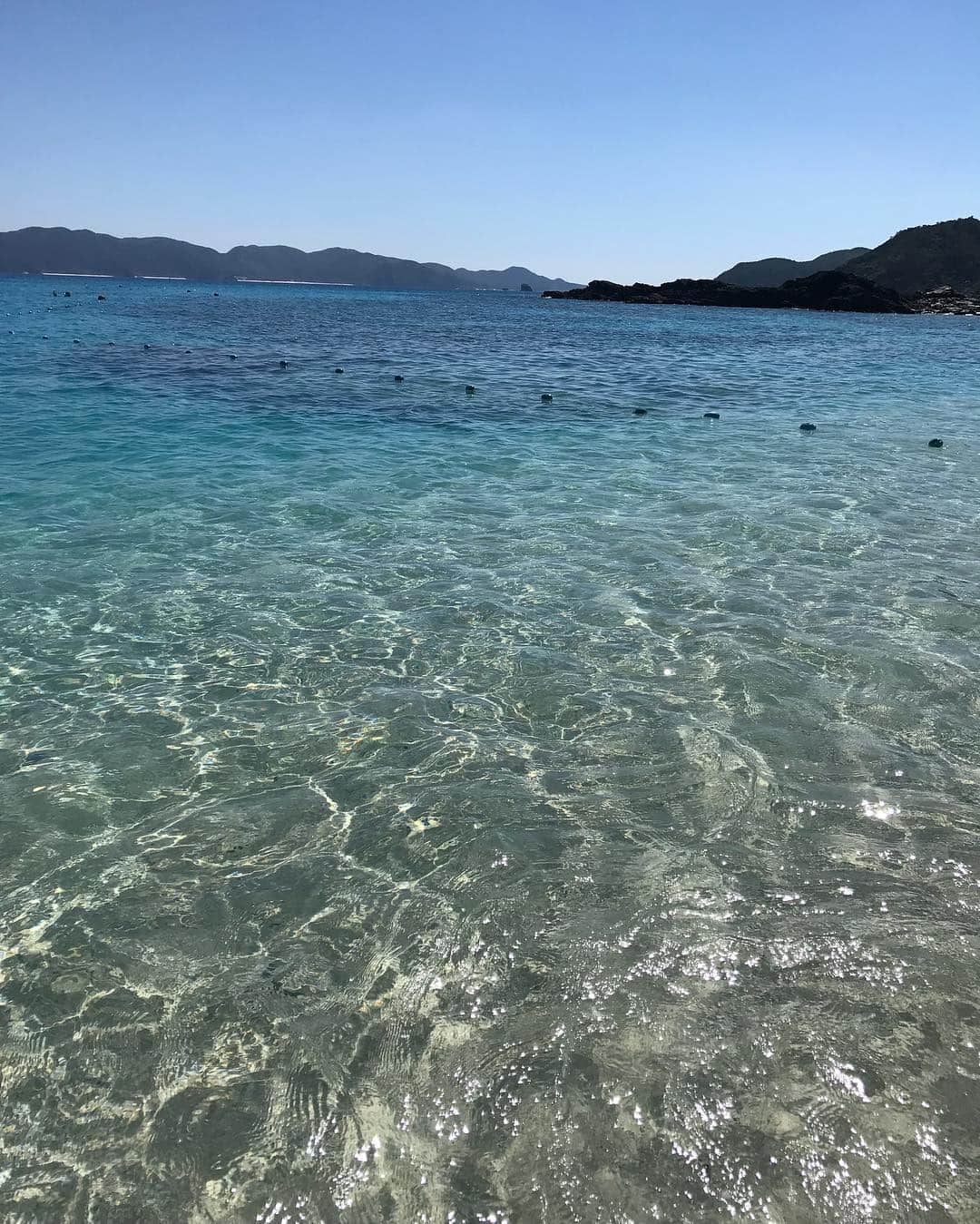 平尾優美花（ゆみちぃ）さんのインスタグラム写真 - (平尾優美花（ゆみちぃ）Instagram)「ノーフィルター。 とてつもなく綺麗な海😭💙🐬 初めてシュノーケリングして、魚とサンゴと触れ合って泳いだの楽しすぎたなぁ、、、 載せると画質落ちちゃうのが悔しい_:(´ཀ`」 ∠):」10月12日 15時41分 - hirao_yumika
