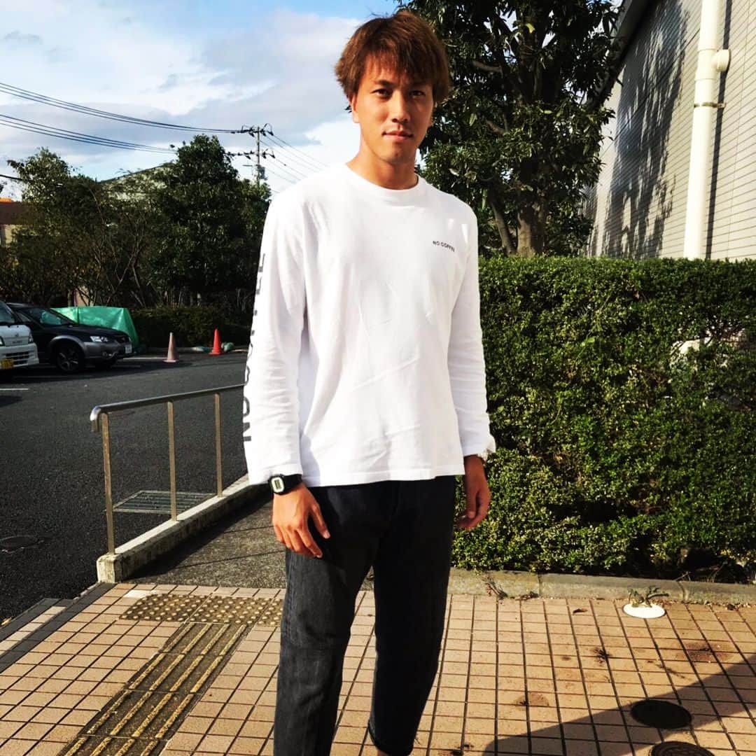 BELLMARE_styleのインスタグラム：「いよいよ10月20日（土）より、クラブ創立50周年記念モデル「G-SHOCK×SHONAN BELLMARE」が限定数で販売されます⌚️🙌 オン・オフ問わず、幅広いシーンやスタイルで活躍すること間違いなし👍 山﨑選手も着用しています👏 かっこい〜😆💚 皆さん、10月20日を楽しみにお待ちくださいね💁‍♀️ #bellmare #G-SHOCK #コラボ #shonan #ベルマーレのある生活 #山﨑凌吾」