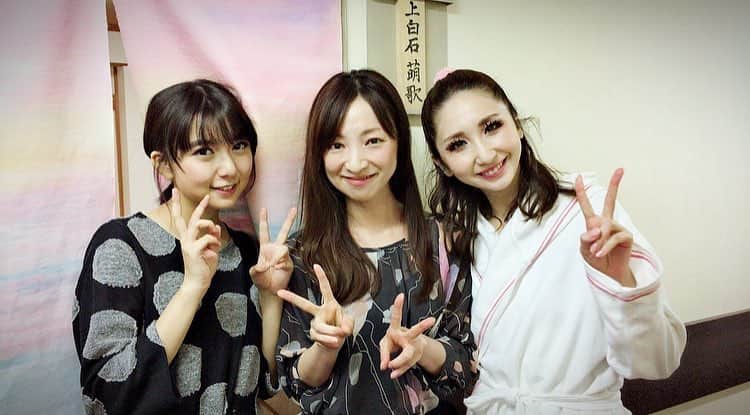 白羽ゆりのインスタグラム：「るろうに剣心の初日へ。  久しぶりの観劇に初日とあって、観る側もドキドキしました。色んなキャラクターが出てきて見応えのある舞台。  宝塚の下級生ちぎちゃん(早霧せいな)が男役のまま男性相手に立ち回り！！格好良過ぎでしょ。最後のご挨拶も人柄の良さが出ていました。  魔女の宅急便で一緒だった萌歌ちゃんと宝塚の下級生のみなこ(愛原実花)。観に行った私が真ん中ですみませんの写真。もかちゃん可愛かったなぁ。純粋で素直で癒される。このまま変わらず頑張って欲しい。みなこも安定のお芝居。だいぶ年下だけど、いつも助けて貰ってる。ありがとう！可愛い子ちゃんに挟まれて幸せ（笑）もしかして丸顔3人？？ 初日だったので、演出の小池先生にもお会いしました。スタッフさんも知ってる方ばかり。懐かしくて最高の時間でした！」