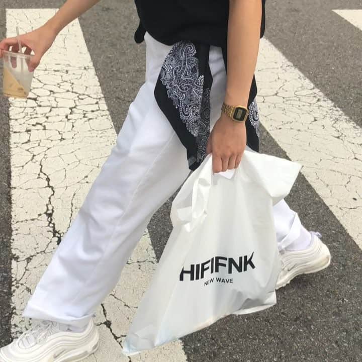 KEIのインスタグラム：「韓国2日目にhififnkのショッパーをカバンとして使ってた😂って話 ナイス動画 #hififnk #seoul #ootd」