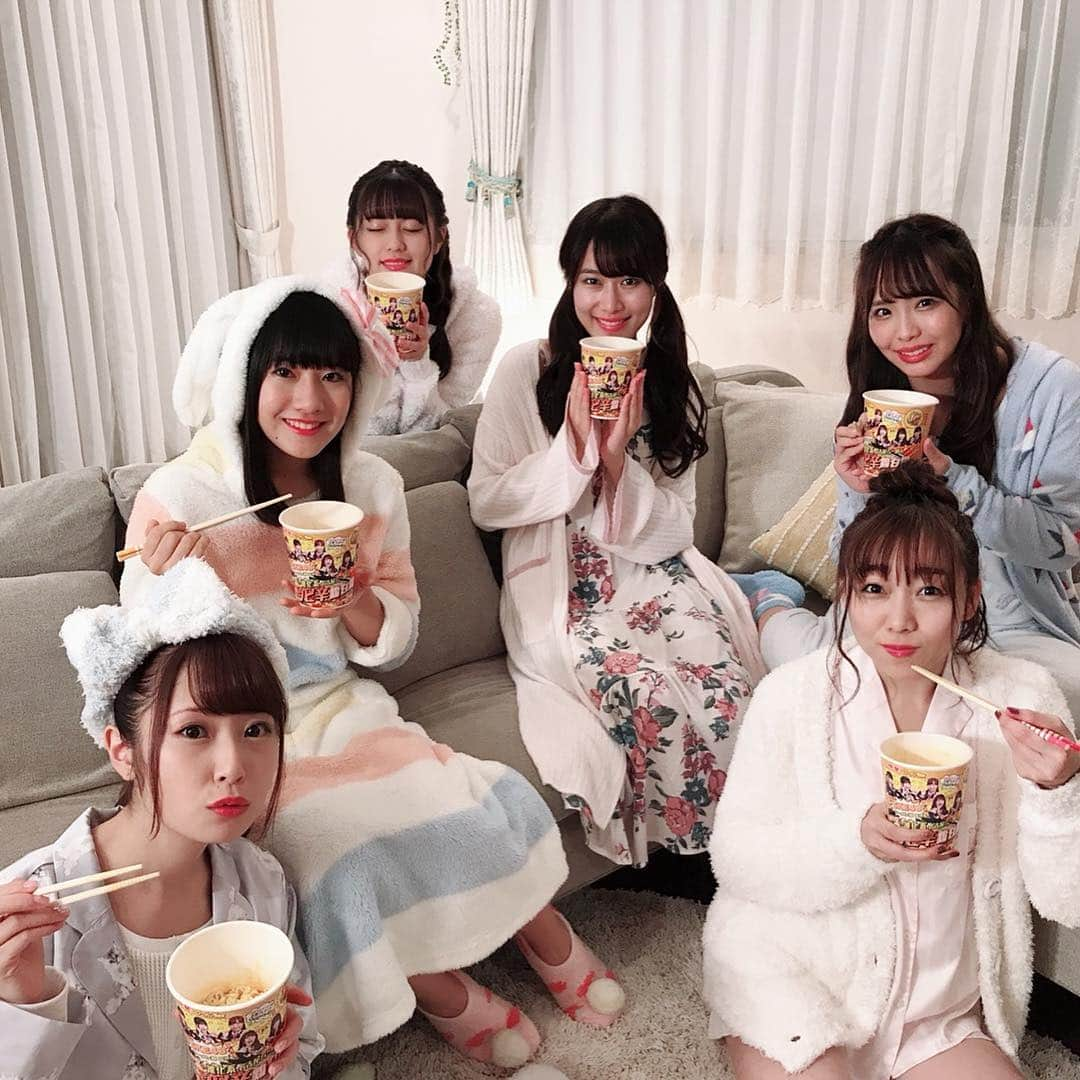 須田亜香里さんのインスタグラム写真 - (須田亜香里Instagram)「発売中のラーメンWalkerにて、SKE48ラーメン部による部屋着グラビア。  #ラーメンwalker東海 #ske48 #ラーメン部 #カップ麺 #部屋着 #ニーハイソックス #絶対領域 #にやり」10月12日 19時16分 - akarisuda