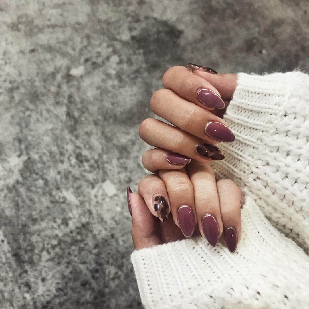志田友美（ゆうみん）のインスタグラム：「New nail💜💅🏼 と New hair💇‍♀️❤ nailは @yuuuuuuuko1224 さんオリジナルカラーの色と豹柄っぽいマーブル柄っぽいの入れてもらって秋っぽくした🍁可愛すぎ🤮💕 . hairは、ピンクにアッシュ足してもらって次アッシュ入れる時に入れやすいようにしてもらた🧚‍♀️いつも色落ち目当てで濃く入れてもらってるから落ちるの楽しみ🤤💕 担当は @abbey_daichi0722 さんだよ✌️abbeyは、トリートメントやカラー、何もかもが最強ですw ファンの子も沢山行ってくれてるみたい…🤤🙏 . メンテナンス！ありがとうございました(^^)⭐ #autumnnails #autumnhair #newnail #newhair #abbey #lapisnail #shibuya #omotesando #japanesegirl #instagood」