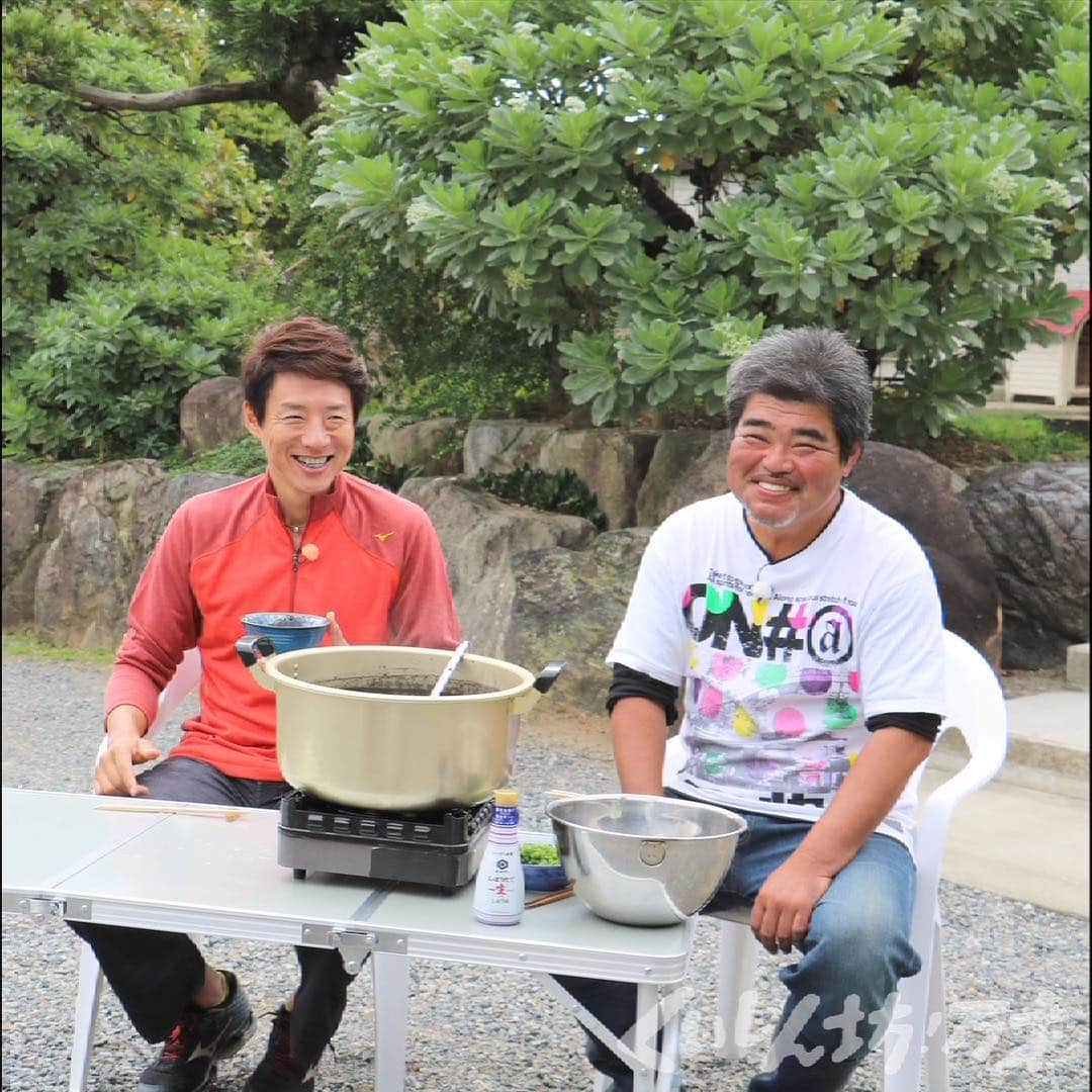 フジテレビ「くいしん坊!万才」さんのインスタグラム写真 - (フジテレビ「くいしん坊!万才」Instagram)「おいしいアルバム 『こぶしむのマダ汁』 . 2015年11月23日放送 鹿児島県大島郡瀬戸内町 .  イカスミ料理は奄美伝統の味 .  秋から冬にかけて奄美大島近海では「こぶしむ」という大型のイカが捕れます。これはモンゴウイカの地元での呼び方で、大きいモノでは１５キログラムにもなるとか。この大物を釣り上げた時につくる料理がマダ汁です。マダとはイカ墨のこと。こぶしむを切り分ける時に墨袋が破れないように丁寧に取り出し、身は刺身のように削ぎ切りにします。ゲソの方も目玉と口ばしを取り除いて細かく切り分けたら準備完了。大鍋に水とイカの身を入れ、ひと煮立ちしたら味噌を溶かし、隠し味にしょうゆで味を調えます。最後にメインの墨袋を破いて全体を真っ黒に。そこからもうひと煮立ちして完成です。見た目の真っ黒からは想像できないほどの癖のないスッキリ味。それでいてまろやかな旨味がマダ汁の特徴です。 . #松岡修造 のくいしん坊！万才 #くいしん坊！万才 #鹿児島県 #大島郡瀬戸内町 #こぶしむのマダ汁 #食べ歩き #郷土料理 #おいしい #うまい #キッコーマンの提供でお送りします #フジテレビ #全国制覇 #くいしん坊映え #料理 #料理動画 #レシピ動画 #Japanesefood #washoku #Japaneseculture #cooking #eat #Japan #fromJapan #food #meal #traditional #taste #famous #countryfood」10月12日 19時47分 - kuishinbo_official