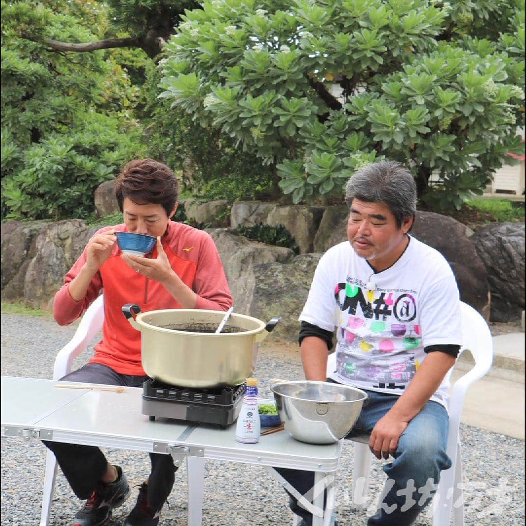 フジテレビ「くいしん坊!万才」さんのインスタグラム写真 - (フジテレビ「くいしん坊!万才」Instagram)「おいしいアルバム 『こぶしむのマダ汁』 . 2015年11月23日放送 鹿児島県大島郡瀬戸内町 .  イカスミ料理は奄美伝統の味 .  秋から冬にかけて奄美大島近海では「こぶしむ」という大型のイカが捕れます。これはモンゴウイカの地元での呼び方で、大きいモノでは１５キログラムにもなるとか。この大物を釣り上げた時につくる料理がマダ汁です。マダとはイカ墨のこと。こぶしむを切り分ける時に墨袋が破れないように丁寧に取り出し、身は刺身のように削ぎ切りにします。ゲソの方も目玉と口ばしを取り除いて細かく切り分けたら準備完了。大鍋に水とイカの身を入れ、ひと煮立ちしたら味噌を溶かし、隠し味にしょうゆで味を調えます。最後にメインの墨袋を破いて全体を真っ黒に。そこからもうひと煮立ちして完成です。見た目の真っ黒からは想像できないほどの癖のないスッキリ味。それでいてまろやかな旨味がマダ汁の特徴です。 . #松岡修造 のくいしん坊！万才 #くいしん坊！万才 #鹿児島県 #大島郡瀬戸内町 #こぶしむのマダ汁 #食べ歩き #郷土料理 #おいしい #うまい #キッコーマンの提供でお送りします #フジテレビ #全国制覇 #くいしん坊映え #料理 #料理動画 #レシピ動画 #Japanesefood #washoku #Japaneseculture #cooking #eat #Japan #fromJapan #food #meal #traditional #taste #famous #countryfood」10月12日 19時47分 - kuishinbo_official