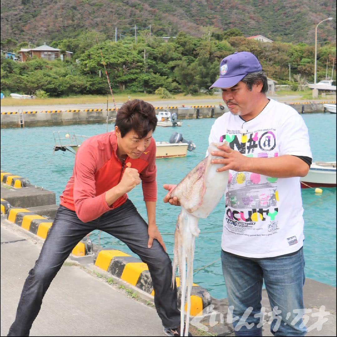 フジテレビ「くいしん坊!万才」さんのインスタグラム写真 - (フジテレビ「くいしん坊!万才」Instagram)「おいしいアルバム 『こぶしむのマダ汁』 . 2015年11月23日放送 鹿児島県大島郡瀬戸内町 .  イカスミ料理は奄美伝統の味 .  秋から冬にかけて奄美大島近海では「こぶしむ」という大型のイカが捕れます。これはモンゴウイカの地元での呼び方で、大きいモノでは１５キログラムにもなるとか。この大物を釣り上げた時につくる料理がマダ汁です。マダとはイカ墨のこと。こぶしむを切り分ける時に墨袋が破れないように丁寧に取り出し、身は刺身のように削ぎ切りにします。ゲソの方も目玉と口ばしを取り除いて細かく切り分けたら準備完了。大鍋に水とイカの身を入れ、ひと煮立ちしたら味噌を溶かし、隠し味にしょうゆで味を調えます。最後にメインの墨袋を破いて全体を真っ黒に。そこからもうひと煮立ちして完成です。見た目の真っ黒からは想像できないほどの癖のないスッキリ味。それでいてまろやかな旨味がマダ汁の特徴です。 . #松岡修造 のくいしん坊！万才 #くいしん坊！万才 #鹿児島県 #大島郡瀬戸内町 #こぶしむのマダ汁 #食べ歩き #郷土料理 #おいしい #うまい #キッコーマンの提供でお送りします #フジテレビ #全国制覇 #くいしん坊映え #料理 #料理動画 #レシピ動画 #Japanesefood #washoku #Japaneseculture #cooking #eat #Japan #fromJapan #food #meal #traditional #taste #famous #countryfood」10月12日 19時47分 - kuishinbo_official