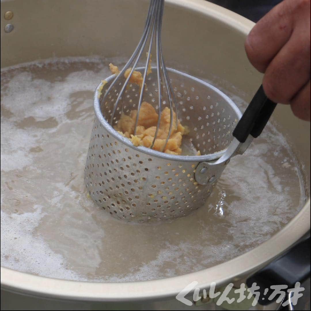 フジテレビ「くいしん坊!万才」さんのインスタグラム写真 - (フジテレビ「くいしん坊!万才」Instagram)「おいしいアルバム 『こぶしむのマダ汁』 . 2015年11月23日放送 鹿児島県大島郡瀬戸内町 .  イカスミ料理は奄美伝統の味 .  秋から冬にかけて奄美大島近海では「こぶしむ」という大型のイカが捕れます。これはモンゴウイカの地元での呼び方で、大きいモノでは１５キログラムにもなるとか。この大物を釣り上げた時につくる料理がマダ汁です。マダとはイカ墨のこと。こぶしむを切り分ける時に墨袋が破れないように丁寧に取り出し、身は刺身のように削ぎ切りにします。ゲソの方も目玉と口ばしを取り除いて細かく切り分けたら準備完了。大鍋に水とイカの身を入れ、ひと煮立ちしたら味噌を溶かし、隠し味にしょうゆで味を調えます。最後にメインの墨袋を破いて全体を真っ黒に。そこからもうひと煮立ちして完成です。見た目の真っ黒からは想像できないほどの癖のないスッキリ味。それでいてまろやかな旨味がマダ汁の特徴です。 . #松岡修造 のくいしん坊！万才 #くいしん坊！万才 #鹿児島県 #大島郡瀬戸内町 #こぶしむのマダ汁 #食べ歩き #郷土料理 #おいしい #うまい #キッコーマンの提供でお送りします #フジテレビ #全国制覇 #くいしん坊映え #料理 #料理動画 #レシピ動画 #Japanesefood #washoku #Japaneseculture #cooking #eat #Japan #fromJapan #food #meal #traditional #taste #famous #countryfood」10月12日 19時47分 - kuishinbo_official