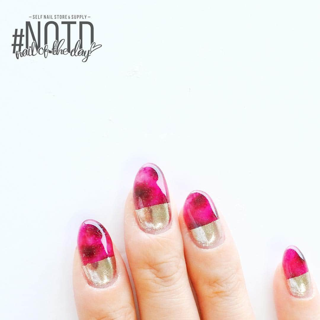 ネイルショップ【#NOTD】公式さんのインスタグラム写真 - (ネイルショップ【#NOTD】公式Instagram)「* #NOTD オリジナルネイル〻〻〻〻〻⁂ * 動画でご紹介したパープルのべっ甲ネイル✨ * パープルで作った奥行きがあるべっ甲ネイルをミラーでハーフフレンチにしたこっくり濃厚ネイル！たった2色のジェルとミラーパウダーでできる簡単時短ネイルです❤️ * * ▼使ったのはこれ▼ ◼️#ウィークリージェル ✔️ne25 フレッシュグレープ ✔️ne49 エレガントウーマン * ◼️その他 ✔️ミラーパウダー  ne25を1度ぬりし硬化、もう1度同じ色を重ねて硬化前にne49を少しずつ点でおいてぼかし込んで硬化します。さらに同じぬり方を繰り返し濃淡をつけて硬化したらベースの完成。  爪の半分ほどのところにマスキングテープを貼り、爪の根元側にミラーパウダーを塗り込みます。 最後に全ての爪にクリアを塗って硬化したら完成です！ * * #NOTDのサイトで他にもデザイン紹介してるから、ぜひプロフィールから飛んでみてください✨ * * * #大人ネイル #シンプルネイル #パープルネイル #べっ甲ネイル #ミラーネイル #こっくりカラー #秋カラーネイル * * * #秋ネイル #秋っぽネイル #個性派ネイル #ニュアンスネイル #セルフネイル #セルフネイル部 #セルフネイル初心者 #ネイルデザイン #ネイル #nail #nailstagram #nails #nailart  #nailswag #nailporn」10月12日 20時10分 - notd.jp