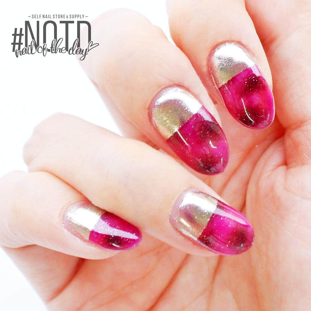 ネイルショップ【#NOTD】公式さんのインスタグラム写真 - (ネイルショップ【#NOTD】公式Instagram)「* #NOTD オリジナルネイル〻〻〻〻〻⁂ * 動画でご紹介したパープルのべっ甲ネイル✨ * パープルで作った奥行きがあるべっ甲ネイルをミラーでハーフフレンチにしたこっくり濃厚ネイル！たった2色のジェルとミラーパウダーでできる簡単時短ネイルです❤️ * * ▼使ったのはこれ▼ ◼️#ウィークリージェル ✔️ne25 フレッシュグレープ ✔️ne49 エレガントウーマン * ◼️その他 ✔️ミラーパウダー  ne25を1度ぬりし硬化、もう1度同じ色を重ねて硬化前にne49を少しずつ点でおいてぼかし込んで硬化します。さらに同じぬり方を繰り返し濃淡をつけて硬化したらベースの完成。  爪の半分ほどのところにマスキングテープを貼り、爪の根元側にミラーパウダーを塗り込みます。 最後に全ての爪にクリアを塗って硬化したら完成です！ * * #NOTDのサイトで他にもデザイン紹介してるから、ぜひプロフィールから飛んでみてください✨ * * * #大人ネイル #シンプルネイル #パープルネイル #べっ甲ネイル #ミラーネイル #こっくりカラー #秋カラーネイル * * * #秋ネイル #秋っぽネイル #個性派ネイル #ニュアンスネイル #セルフネイル #セルフネイル部 #セルフネイル初心者 #ネイルデザイン #ネイル #nail #nailstagram #nails #nailart  #nailswag #nailporn」10月12日 20時11分 - notd.jp