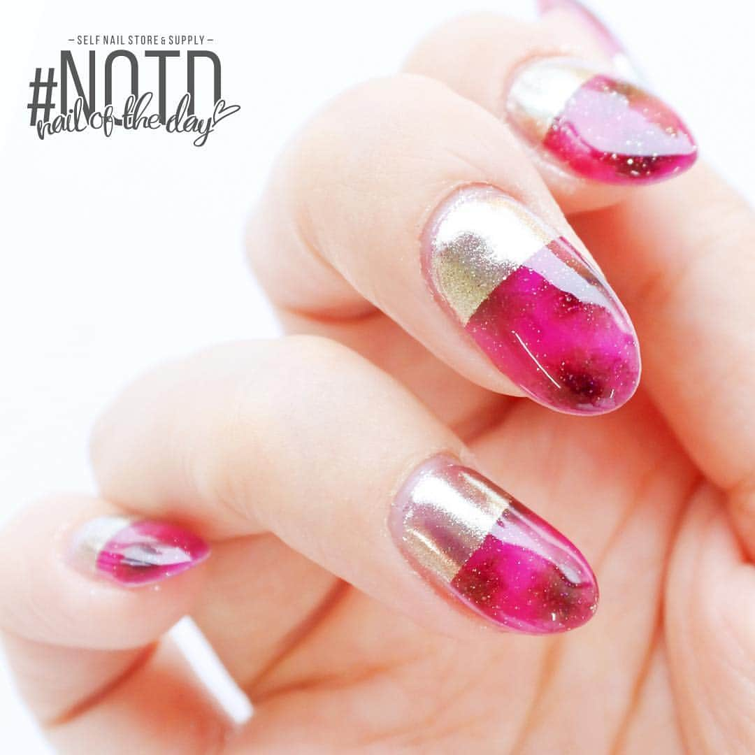 ネイルショップ【#NOTD】公式のインスタグラム：「* #NOTD オリジナルネイル〻〻〻〻〻⁂ * 動画でご紹介したパープルのべっ甲ネイル✨ * パープルで作った奥行きがあるべっ甲ネイルをミラーでハーフフレンチにしたこっくり濃厚ネイル！たった2色のジェルとミラーパウダーでできる簡単時短ネイルです❤️ * * ▼使ったのはこれ▼ ◼️#ウィークリージェル ✔️ne25 フレッシュグレープ ✔️ne49 エレガントウーマン * ◼️その他 ✔️ミラーパウダー  ne25を1度ぬりし硬化、もう1度同じ色を重ねて硬化前にne49を少しずつ点でおいてぼかし込んで硬化します。さらに同じぬり方を繰り返し濃淡をつけて硬化したらベースの完成。  爪の半分ほどのところにマスキングテープを貼り、爪の根元側にミラーパウダーを塗り込みます。 最後に全ての爪にクリアを塗って硬化したら完成です！ * * #NOTDのサイトで他にもデザイン紹介してるから、ぜひプロフィールから飛んでみてください✨ * * * #大人ネイル #シンプルネイル #パープルネイル #べっ甲ネイル #ミラーネイル #こっくりカラー #秋カラーネイル * * * #秋ネイル #秋っぽネイル #個性派ネイル #ニュアンスネイル #セルフネイル #セルフネイル部 #セルフネイル初心者 #ネイルデザイン #ネイル #nail #nailstagram #nails #nailart  #nailswag #nailporn」