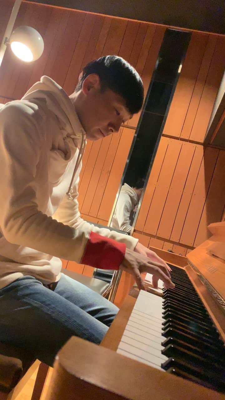 meg rockのインスタグラム：「mito @micromicrophone playing piano in his original clammbon parka 🦔🌿」