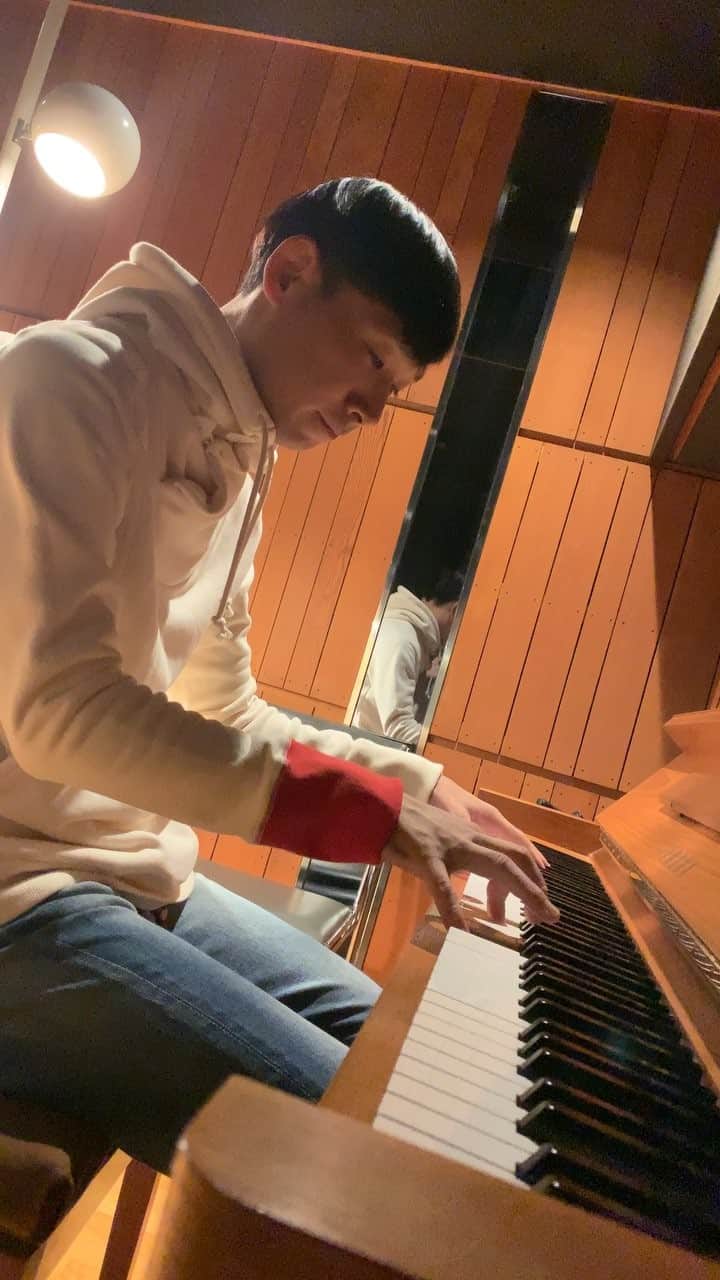 のインスタグラム：「mito @micromicrophone playing piano in his original clammbon parka 🦔🌿」