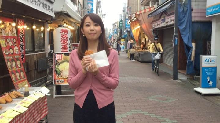 須黒清華のインスタグラム：「今日は砂町銀座へ取材に行って来ました！ 楽しくて美味しい食べ歩き。 でも、来年軽減税率が導入されると、食べ歩きとイートインでは同じものでも税金が変わること、ご存知ですか⁇ お店側はもちろん、私たちもしっかり理解しなければいけないですよね‼︎ 対応を迫られる街の声を取材して来ました！ この後のWBSでお伝えします(^^) . それにしても砂町銀座の皆さんがとても優しくて、ほっこり温かい気持ちになりました〜✨ #ワールドビジネスサテライト #軽減税率 #消費税」