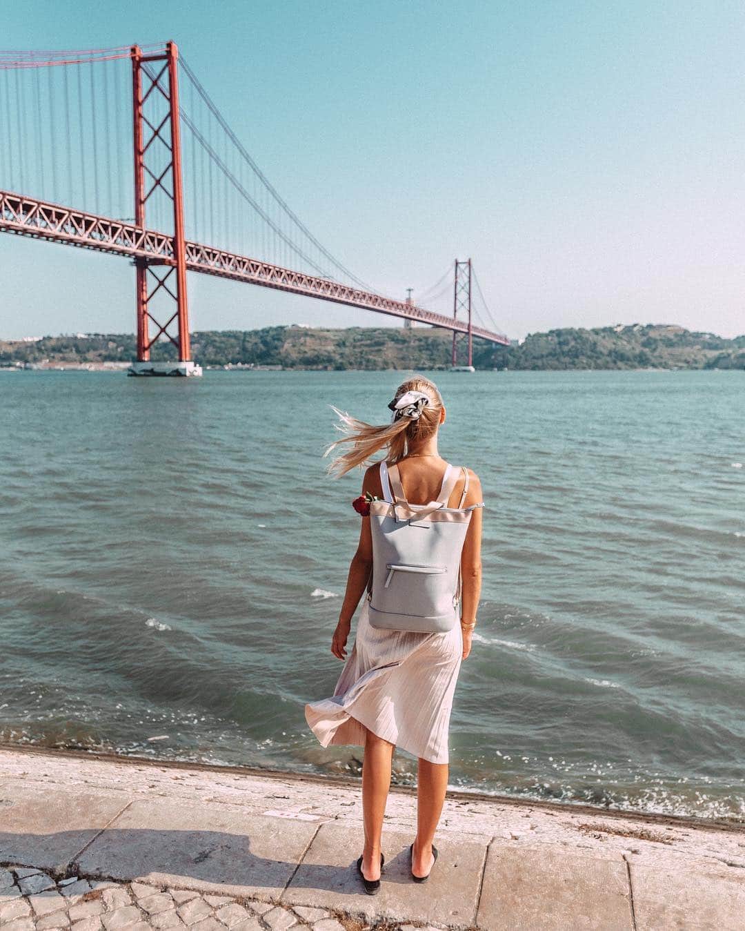 Kapten & Sonさんのインスタグラム写真 - (Kapten & SonInstagram)「'I left my heart in Lisbon!' ❤ Pack your Umea Sand Grey and discover the world. 🗺 #bekapten #kaptenandson ⠀ .⠀ .⠀ .⠀ #travellover #backpack #aroundtheworld #sanfrancisco #musthave #travelbuddy #girlslovetotravel #bridge #view #exploremore #womanstyle #inspo #igtravel」10月12日 20時34分 - kaptenandson