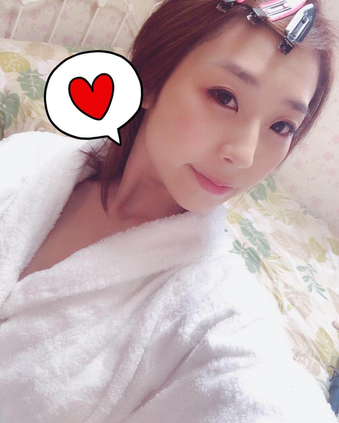 八乃つばさのインスタグラム：「今日のメイク中💄 早くおわったー(^ ^) #av #av女優 #av撮影 #メイク中 #ナンパした #八乃つばさ」