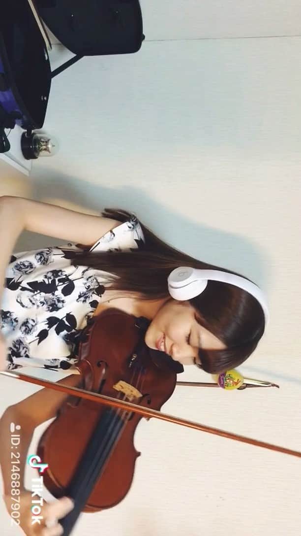 百合香（yurika）のインスタグラム：「#丸の内サディスティック / #椎名林檎 様弾かせていただきました。#ヴァイオリン #弾いてみた #j-pop #japan」