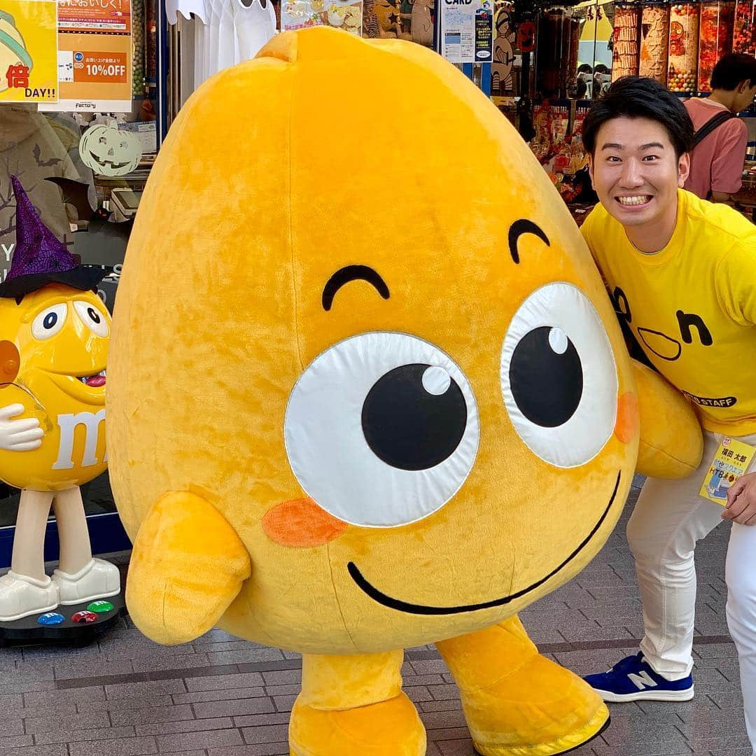 福田太郎さんのインスタグラム写真 - (福田太郎Instagram)「🌻創世スクエアHTBまつり☀️ 初日からサッポロファクトリー、創世スクエアで、 沢山の方々とお会いでき、お話できて嬉しかったです🎤 ありがとうございました😊明日もお待ちしてます！ _ クイズ大会に登場したのは🛎💮 #リボンナポリン でおなじみの #リボンちゃん 🎀 #リボンシトロン なんと来年110周年なのだそう〜🍹 _ #北ガス ブースにいた #てん太 くん。 どことなく…あのキャラクターに似ていました🤣🇺🇸🍫 _ #創世スクエアhtbまつり #サッポロファクトリー  #htb #アナウンサー #森さやか #菊地友弘  みんな6️⃣👌ってやってるのに、うっかり春日さん… #オードリー #トゥース #福田太郎 ☝️ 一生懸命何かを説明する #土屋まり #小俣彩織 #谷口郁美 あすはトークショーあります！！！ #北海道コンサドーレ札幌 #レバンガ北海道」10月12日 22時06分 - htb_tarofukuda