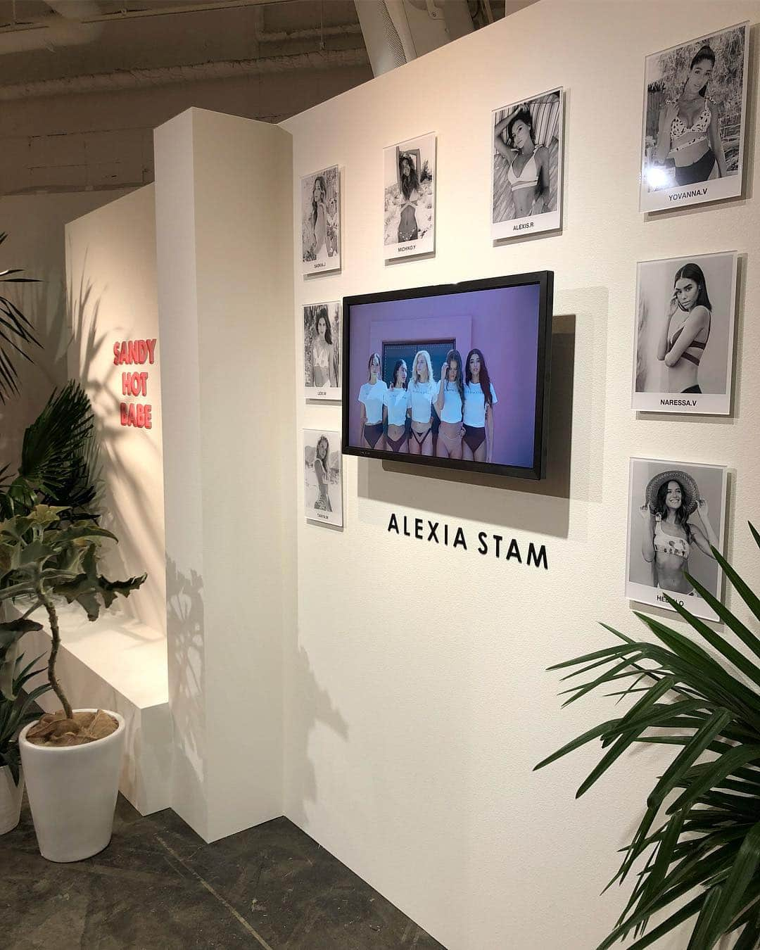 又来綾さんのインスタグラム写真 - (又来綾Instagram)「ご招待頂いて @alexiastam_official 2019 SS EXHIBITIONへ🌴 私にとって1番憧れの美智子さんと♥️ 全てが憧れの存在💭 ありがとうございました😍 . . . #TERRACEHOUSE #TERRACEHOUSEOPENINGNEWDOORS #karuizawa #netflix #テラスハウス #テラハ #ネットフリックス」10月12日 22時18分 - matarai_aya