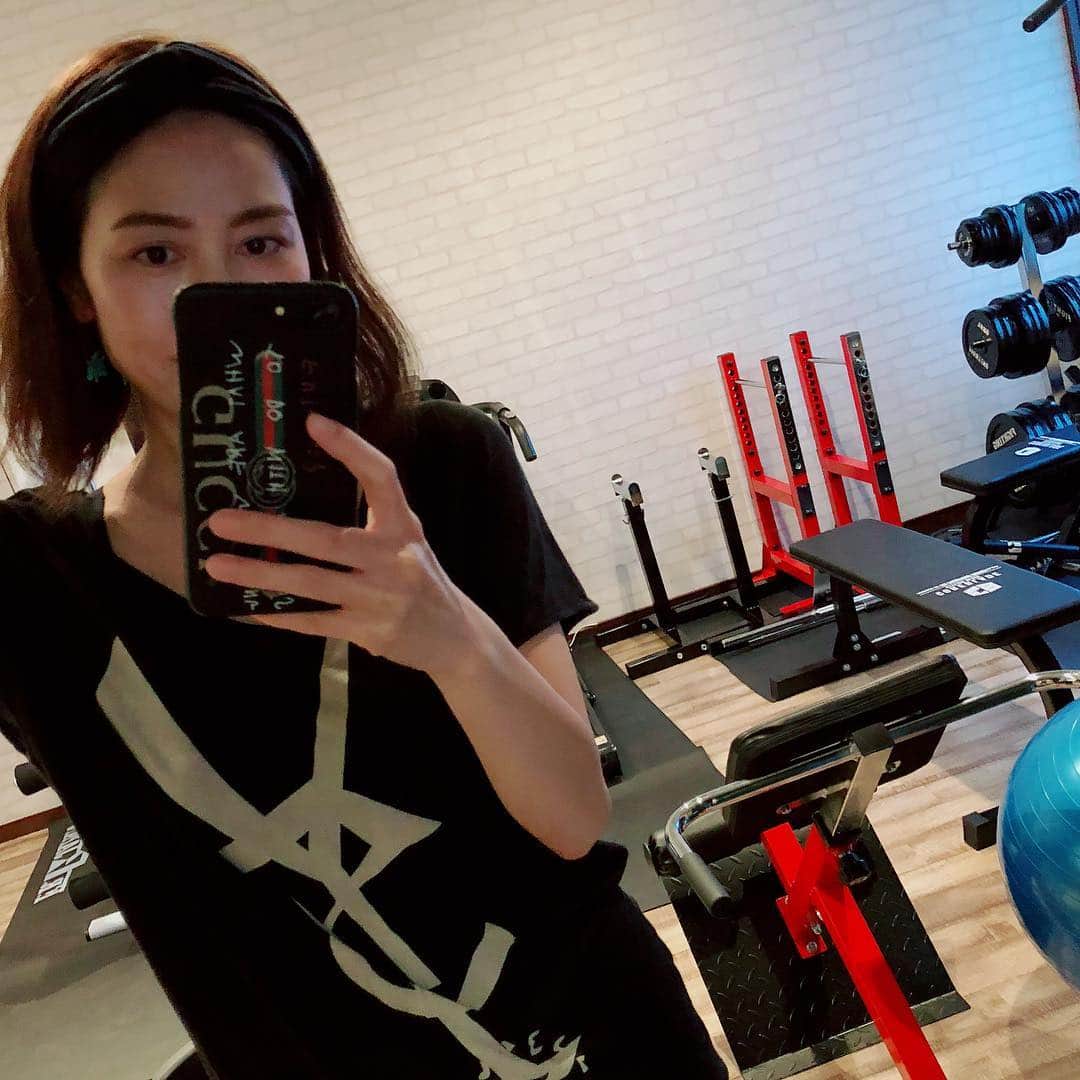 Naomin❤︎ Swaymeのインスタグラム：「#鳥取県 #倉吉市 にプライベートジムをオープン🚪🍾❤️ @pob_privategym  久々に自撮りしました。。 キッツいですねー😂  本日は、取材と撮影をして頂いたので、メイク💄してもらいました👀 明日から、ちゃんとメイクします！！ @hiraku_wakui 💪🧐氏 拘りのプロテイン 🥛も既に大人気🙋‍♀️ 10月29日グランドオープンです☺️ 10月8日にプレオープン🚪 のんびり営業してます😊 👷‍♀️🙇‍♀️🙇‍♀️ #kurayoshi #倉吉 #鳥取 #tottori #fit #health #abs #腹筋女子 #fitgirl #ダイエット #diet #シェイプアップ #tottorilife #tottorigram」