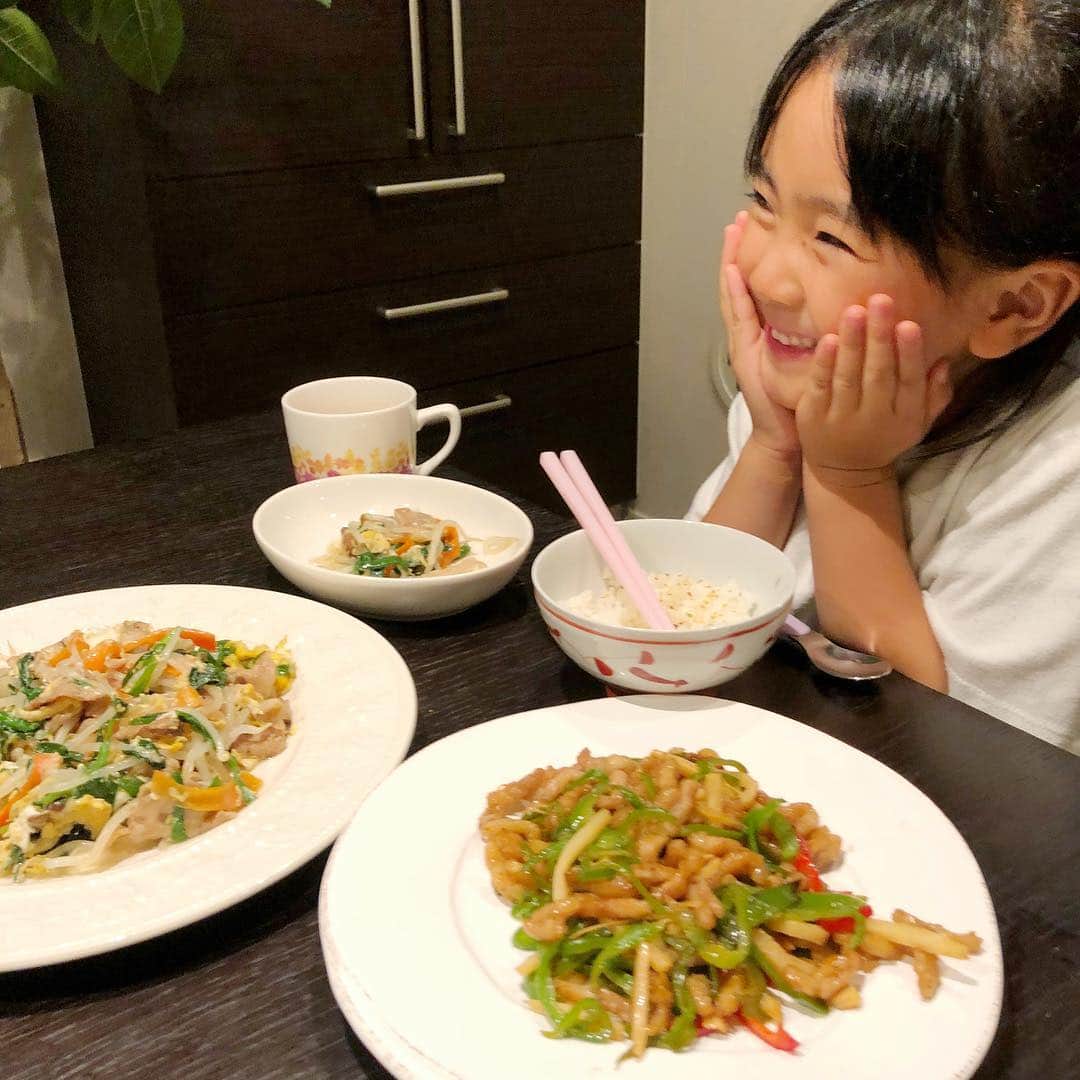 筧沙奈恵さんのインスタグラム写真 - (筧沙奈恵Instagram)「忙しい日に大助かりな、お料理セット🥕 ・ カットしてある野菜やお肉がセットになっているので、切る手間もタレを作る手間も省けて、1品を10分ほどで作ることができます✨ ・ この日は、チンジャオロースと豚肉とチャンプルー♪お肉や野菜は国産で、タレは化学調味料不使用なのが嬉しい😌 ・ 卵スープだけ作って、トータル15分ほどで食事の支度ができました！ ・ 娘も「おいしいー！」とパクパク食べてくれて、嬉しい✨息子もたくさん食べてくれました😊 ・ 最近CMでもやっていますが「パルってよかった😍」と大満足👱‍♀️ ・ #パルシステム #パルでラク家事 #PR #おうちごはん #中華 #cooking #こどもごはん #お料理セット」10月13日 0時00分 - sanaekakei