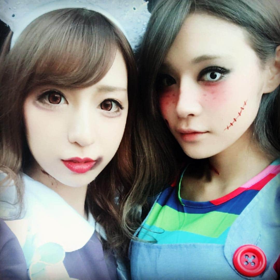 のインスタグラム：「Dハロ続篇どどっと！！！ 今回も仲良ちなしゅりちゃんと！！ しゅりちゃんの口横の痣と首の タトゥーシールも インパ時に取らなきゃあかんので ご注意を⚠️ どう見てもホーンテッドマンションの キャストさんとユニバとまちがえたの？と言われても仕方ないチャッキーのカップルでしためでたしめでたし🤗  最後のやつとかどーみても可愛らしいウォーキング・デッドと囚われのメイドでまぁこれはこれで良きかな✌(´>ω<｀)✌笑  楽しかった！今年は最初で最後のハロウィンかなーこれが(´；ω；｀) #halloween #makeup #tokyodisneyland #tdl #japan #チャッキー #hoontedmantion #cast #zombie #100均 #ドンキ #happy」