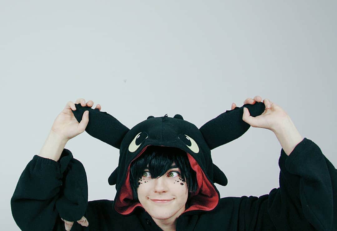Geheさんのインスタグラム写真 - (GeheInstagram)「Toothless kigurumi from @fundotcom_!  Super comfy and warm now that fall is here and perfect for some spooky October shenanigans 👀  #HowToTrainYourDragon #Toothless #Kigurumi」10月13日 0時57分 - geheichou