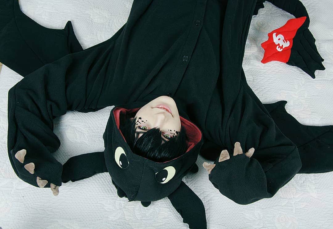 Geheさんのインスタグラム写真 - (GeheInstagram)「Toothless kigurumi from @fundotcom_!  Super comfy and warm now that fall is here and perfect for some spooky October shenanigans 👀  #HowToTrainYourDragon #Toothless #Kigurumi」10月13日 0時57分 - geheichou