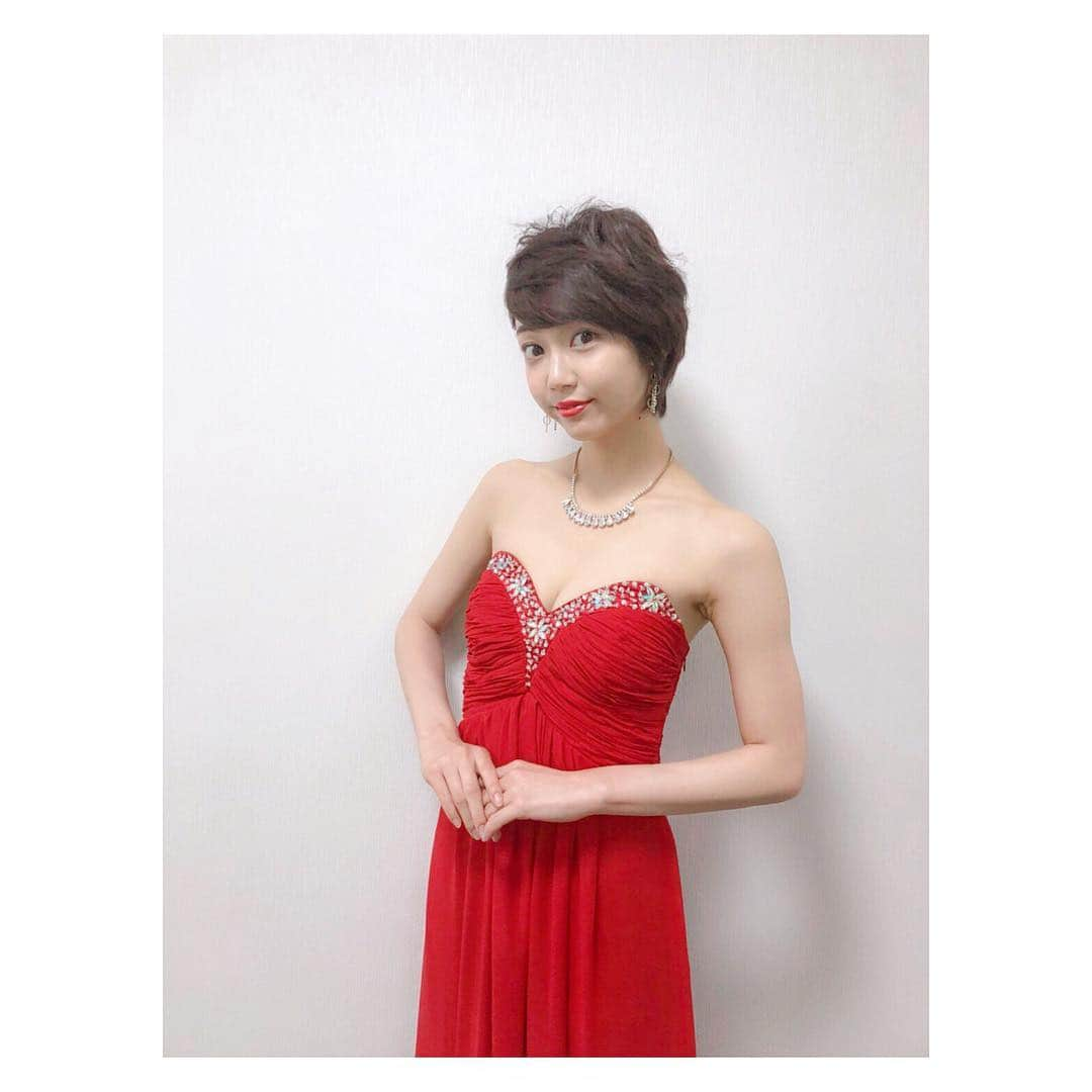 山谷花純さんのインスタグラム写真 - (山谷花純Instagram)「リーガルVオフショット。好きなドレス着ていいよって言われて選んだ1着。私、女帝 薫子っていうドラマが好きでその作品で桐谷美玲さんが着てたドレスが赤だったんです。迷わずこれ！って指差しました。 #リーガルv」10月13日 13時00分 - kasuminwoooow